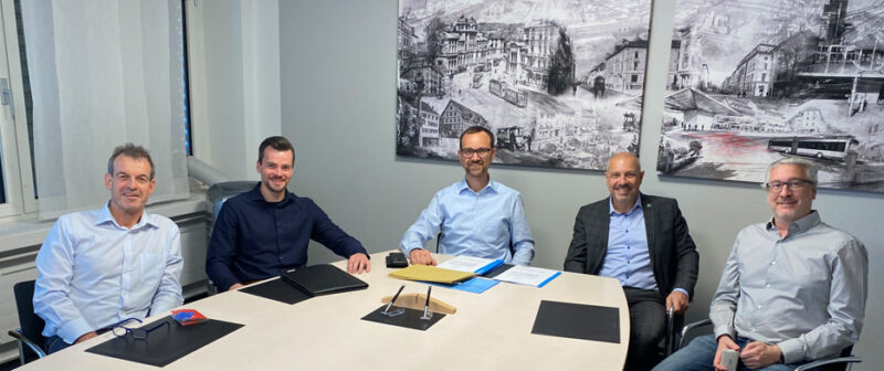 Bildunterschriften (von Links): Beat Honegger (CEO bis 31.12.2024), Raphael Kempf Neuer CEO ab 01.01.2025), Claus Lemke (HRM und IT), Peter Heinold (VR), Cornelius Knall (Consulting und Marketing)